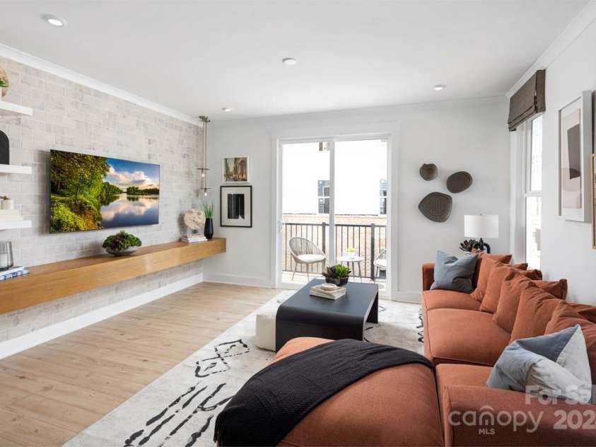 1107 Kokomo Lane, Charlotte, NC 28206.  MLS# CAR4188001, YatesRealty ID 26539. Great room example