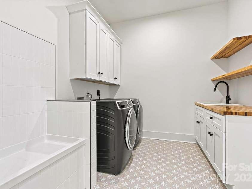 130 Broken Arrow Drive, Statesville, NC 28677.  MLS# CAR4268728, YatesRealty ID 26541. Main Level Laundry Room with Dog Washing Station