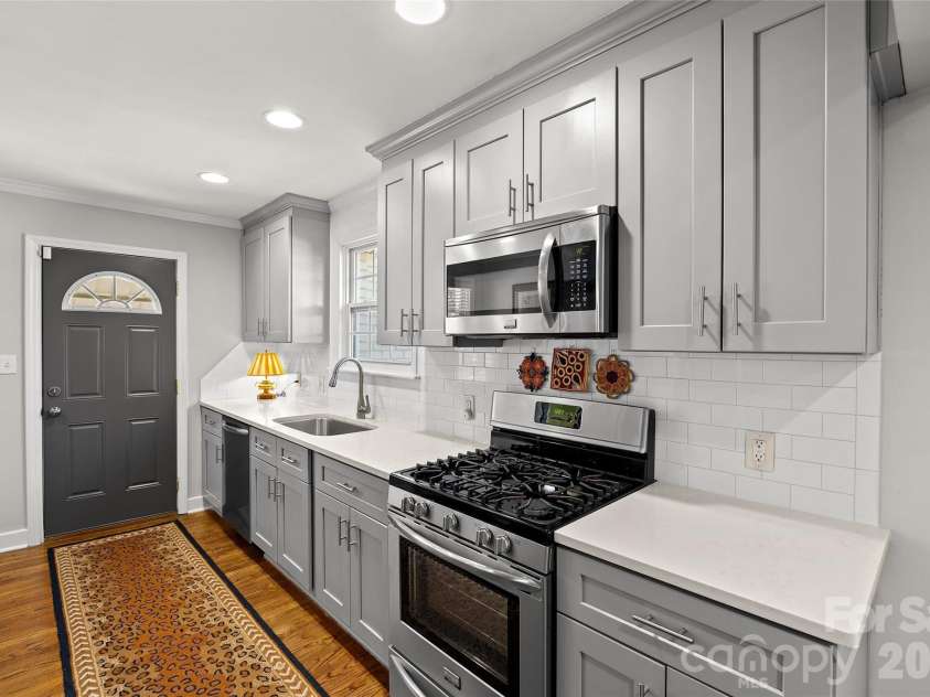 4828 Gilmore Drive, Charlotte, NC 28209.  MLS# CAR4357710, YatesRealty ID 26542. 