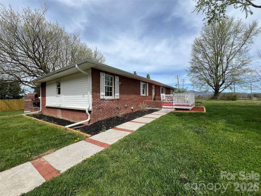 93 Laycock Road, Hendersonville, NC 28792.  MLS# CAR4367068, YatesRealty ID 26548. 