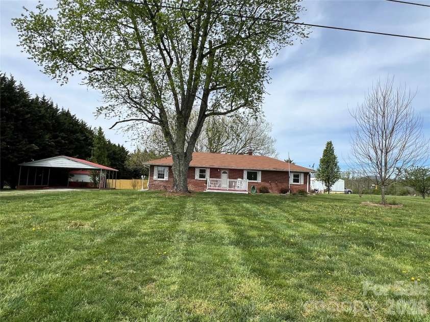 93 Laycock Road, Hendersonville, NC 28792.  MLS# CAR4367068, YatesRealty ID 26548. 
