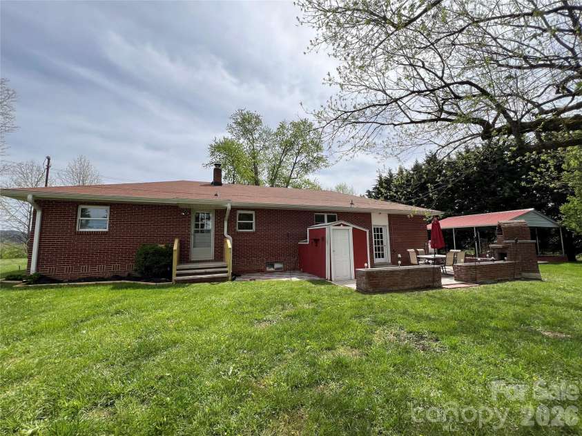93 Laycock Road, Hendersonville, NC 28792.  MLS# CAR4367068, YatesRealty ID 26548. 