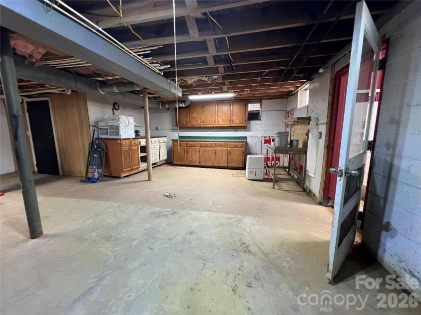 93 Laycock Road, Hendersonville, NC 28792.  MLS# CAR4367068, YatesRealty ID 26548. Fabulous workshop.