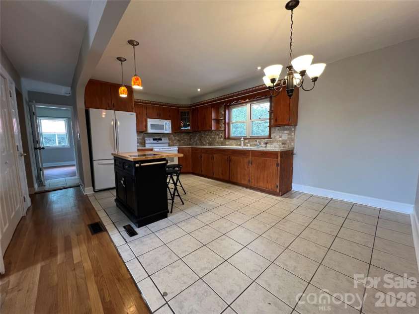 93 Laycock Road, Hendersonville, NC 28792.  MLS# CAR4367068, YatesRealty ID 26548. Kitchen with dining area.