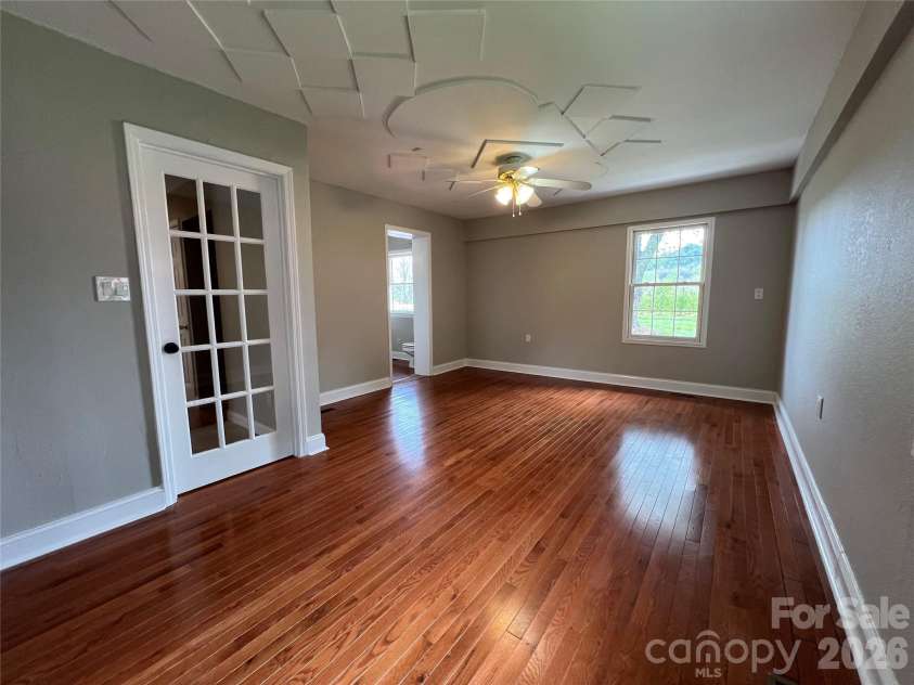 93 Laycock Road, Hendersonville, NC 28792.  MLS# CAR4367068, YatesRealty ID 26548. Primary suite