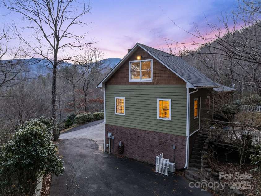 31 Laurel Ridge Drive, Otto, NC 28763.  MLS# CAR4316016, YatesRealty ID 2655. 