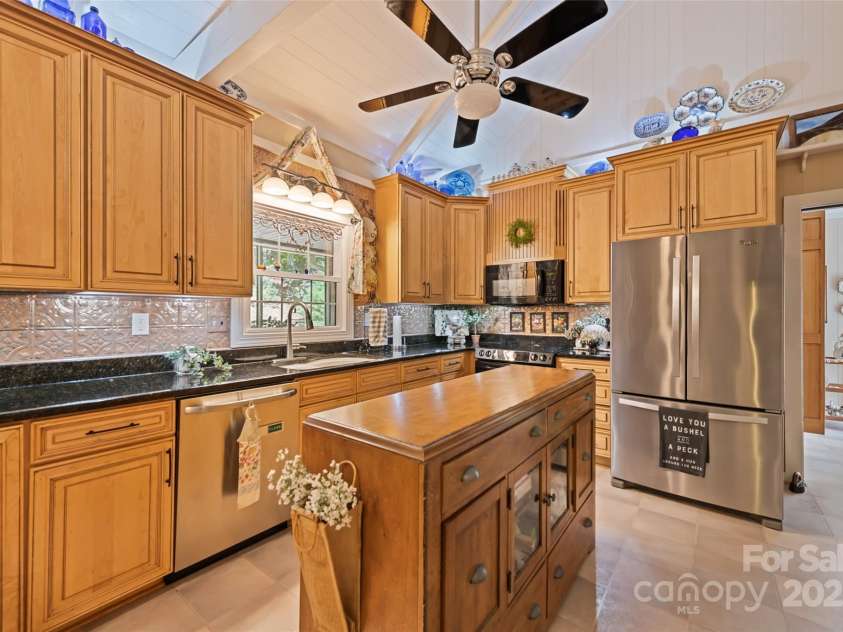 31 Laurel Ridge Drive, Otto, NC 28763.  MLS# CAR4316016, YatesRealty ID 2655. 