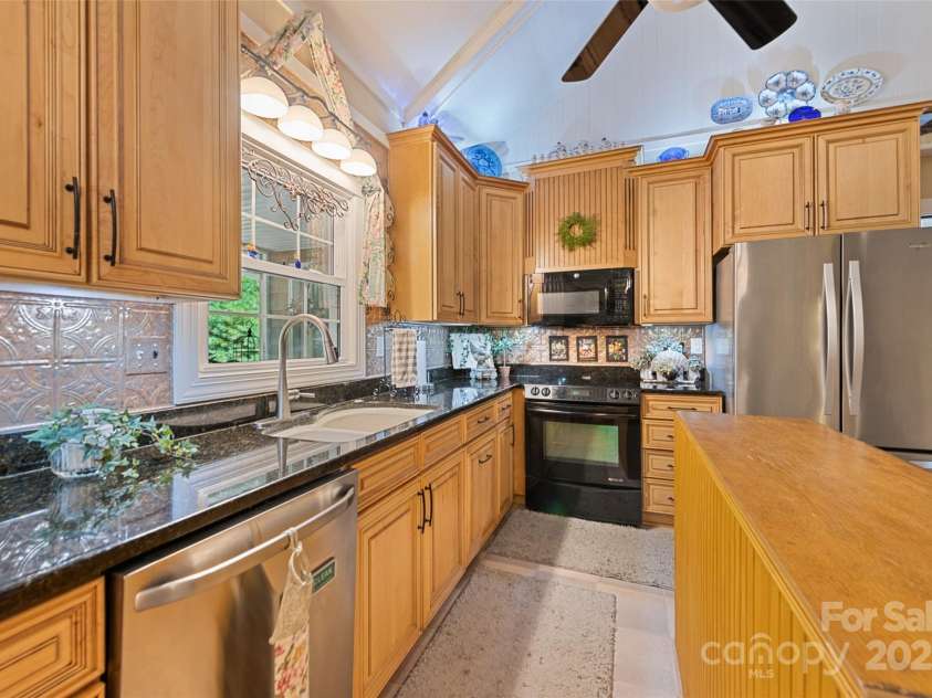 31 Laurel Ridge Drive, Otto, NC 28763.  MLS# CAR4316016, YatesRealty ID 2655. 