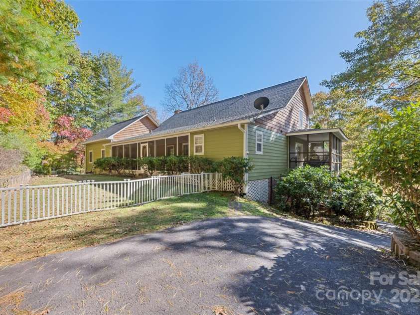 31 Laurel Ridge Drive, Otto, NC 28763.  MLS# CAR4316016, YatesRealty ID 2655. 