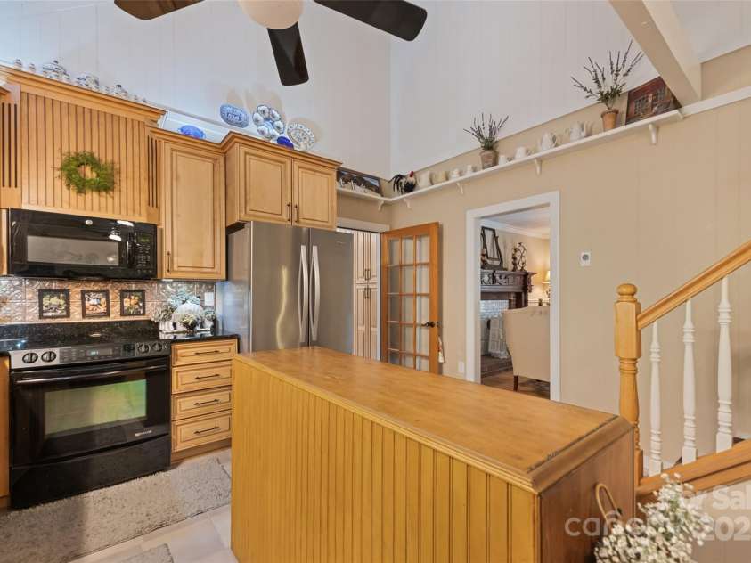 31 Laurel Ridge Drive, Otto, NC 28763.  MLS# CAR4316016, YatesRealty ID 2655. 