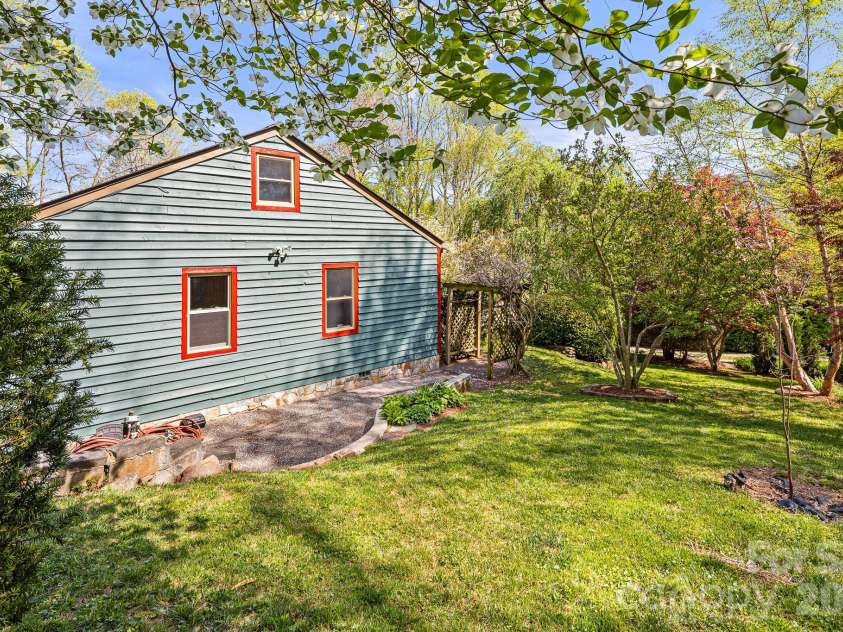 114 Walker Street, Black Mountain, NC 28711.  MLS# CAR4367539, YatesRealty ID 26552. Side Yard