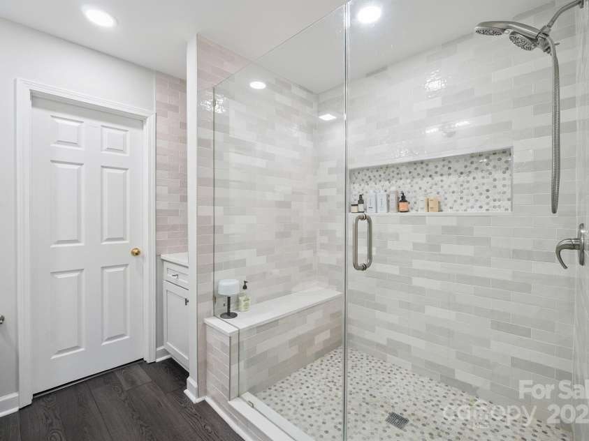 8412 Townley Road, Huntersville, NC 28078.  MLS# CAR4281969, YatesRealty ID 26554. Classic Subway with Hex-Mosaic Accent Tile and Oversize Niche.