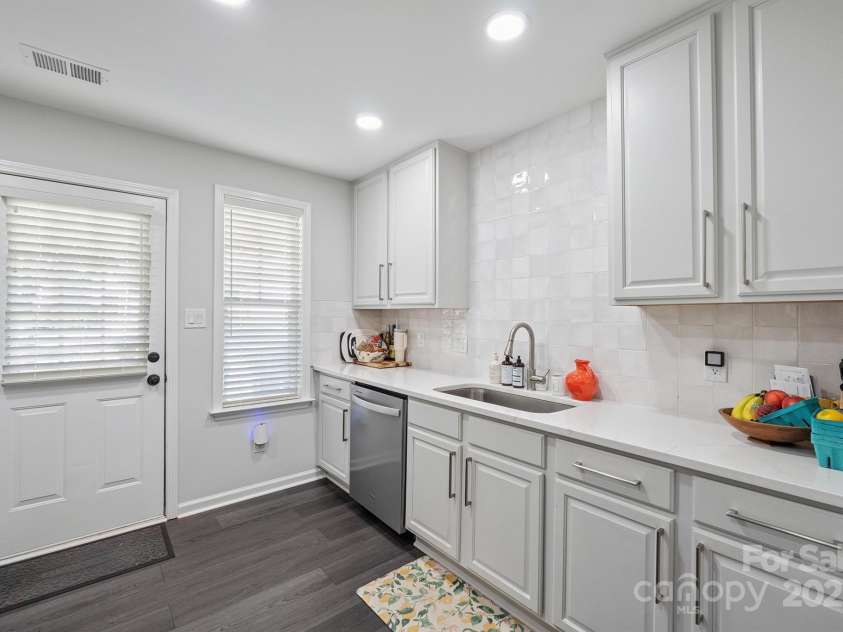 8412 Townley Road, Huntersville, NC 28078.  MLS# CAR4281969, YatesRealty ID 26554. Full Tile Backsplash, Oversize Designer Cabinet Pulls and Stainless.