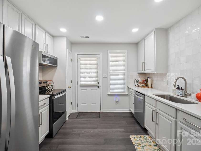 8412 Townley Road, Huntersville, NC 28078.  MLS# CAR4281969, YatesRealty ID 26554. Stunning Kitchen with sleek quartz tops.