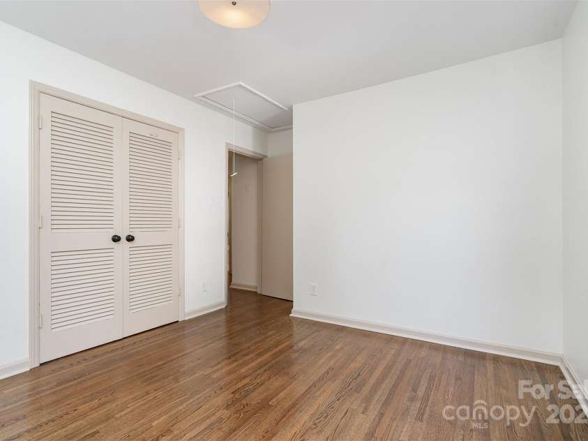3406 Erinbrook Lane, Charlotte, NC 28215.  MLS# CAR4276847, YatesRealty ID 26557. 