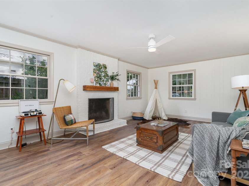 3406 Erinbrook Lane, Charlotte, NC 28215.  MLS# CAR4276847, YatesRealty ID 26557. 