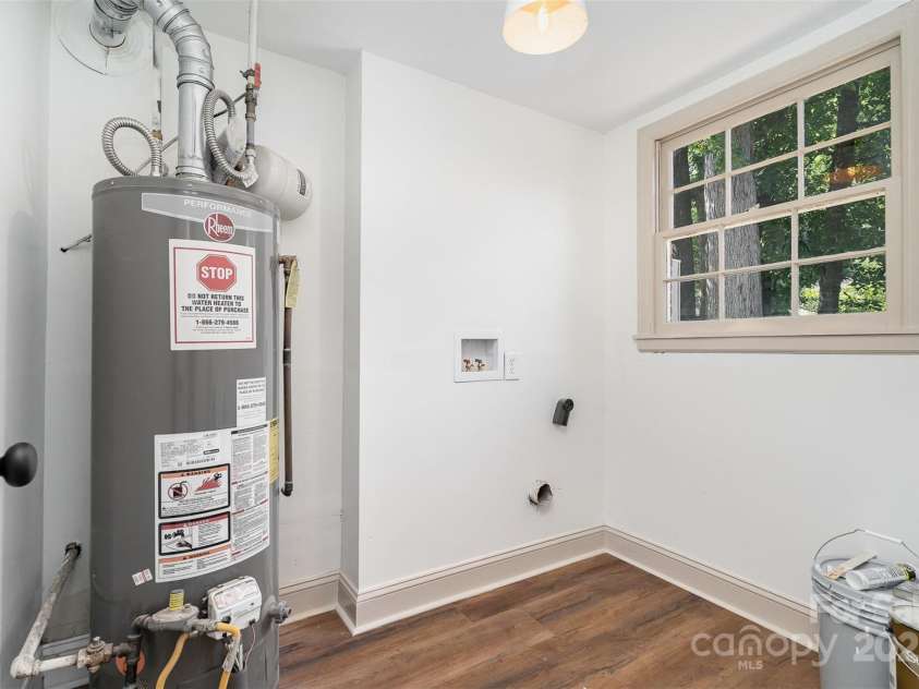 3406 Erinbrook Lane, Charlotte, NC 28215.  MLS# CAR4276847, YatesRealty ID 26557. 