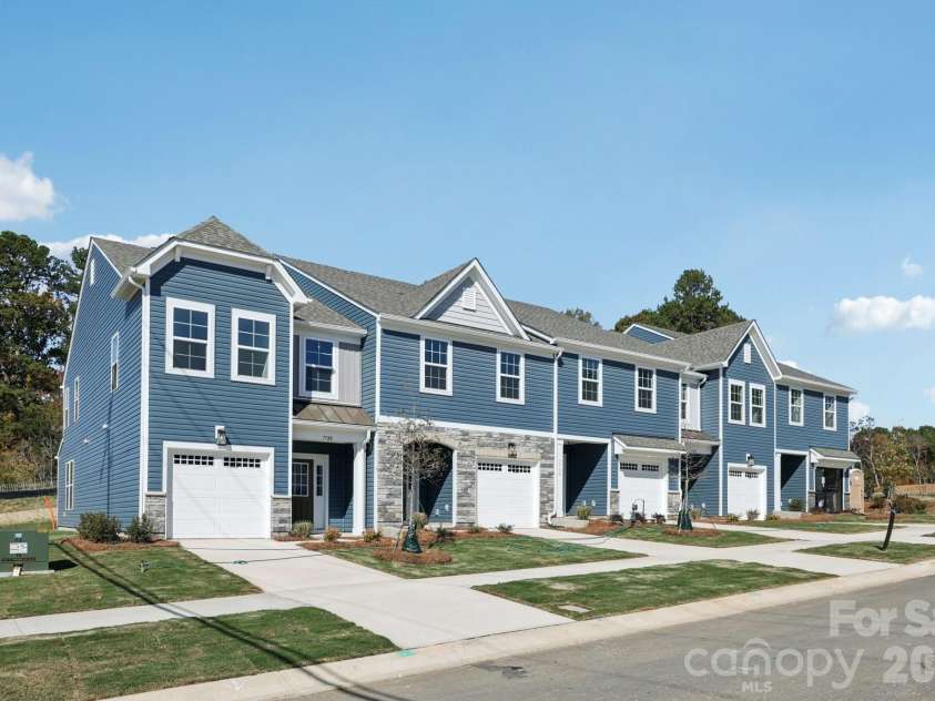 7621 Ethora Way, Charlotte, NC 28216.  MLS# CAR4373626, YatesRealty ID 26557. Front Exterior