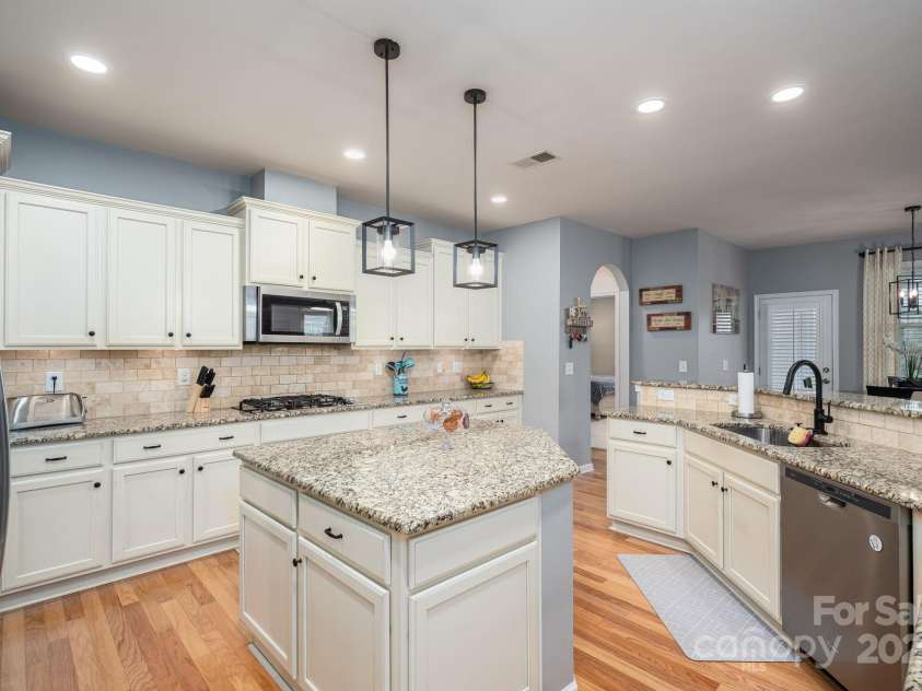 104 Wingstem Court, Mooresville, NC 28117.  MLS# CAR4269574, YatesRealty ID 26559. Gourmet Kitchen