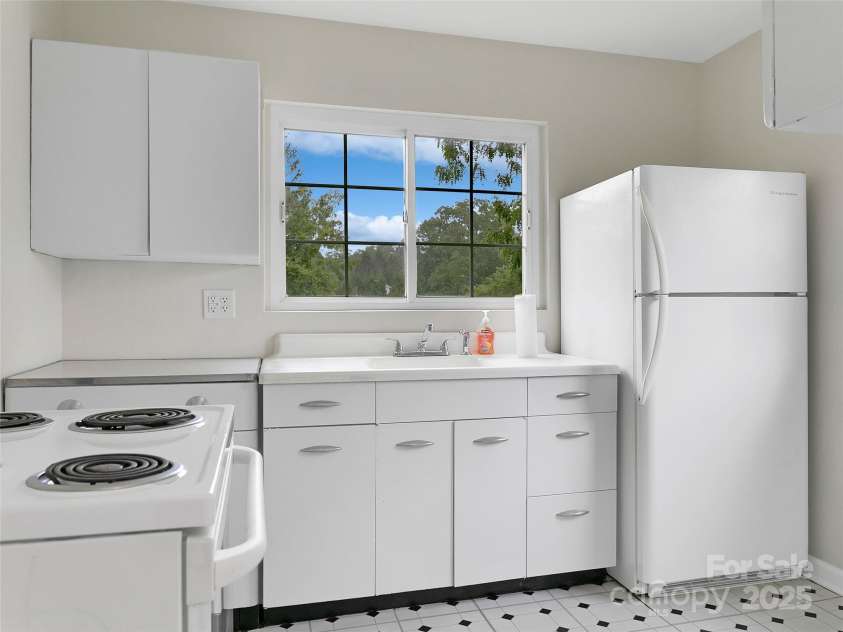 255 North Country Club Road, Brevard, NC 28712.  MLS# CAR4290219, YatesRealty ID 2656. 