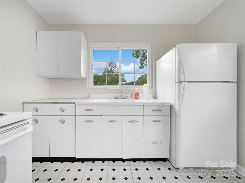 255 North Country Club Road, Brevard, NC 28712.  MLS# CAR4290219, YatesRealty ID 2656. 