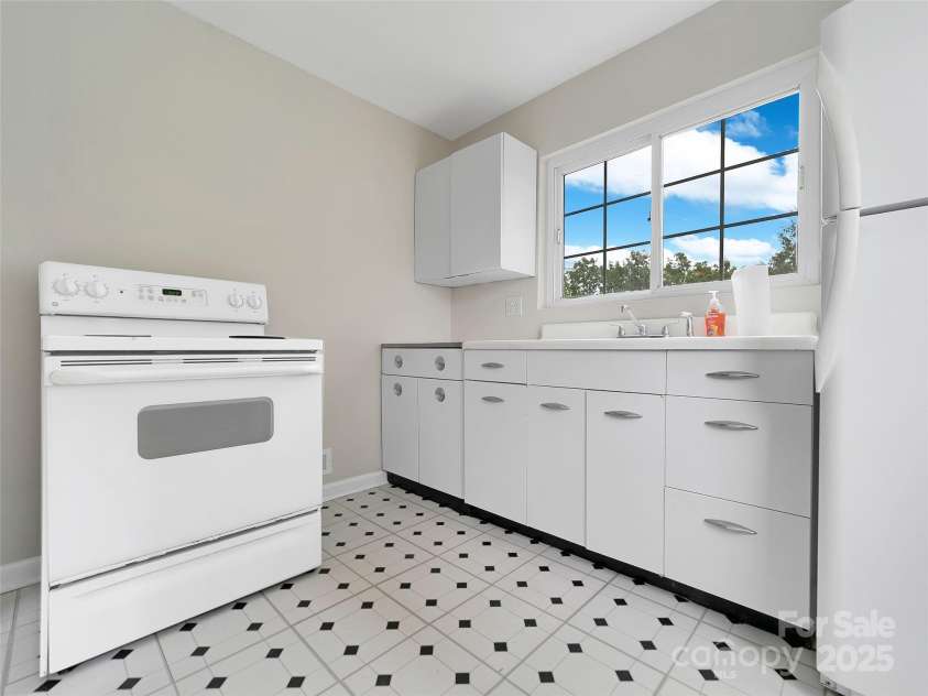 255 North Country Club Road, Brevard, NC 28712.  MLS# CAR4290219, YatesRealty ID 2656. 