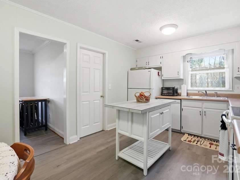 6309 Pineburr Road, Charlotte, NC 28211.  MLS# CAR4319188, YatesRealty ID 2656. 