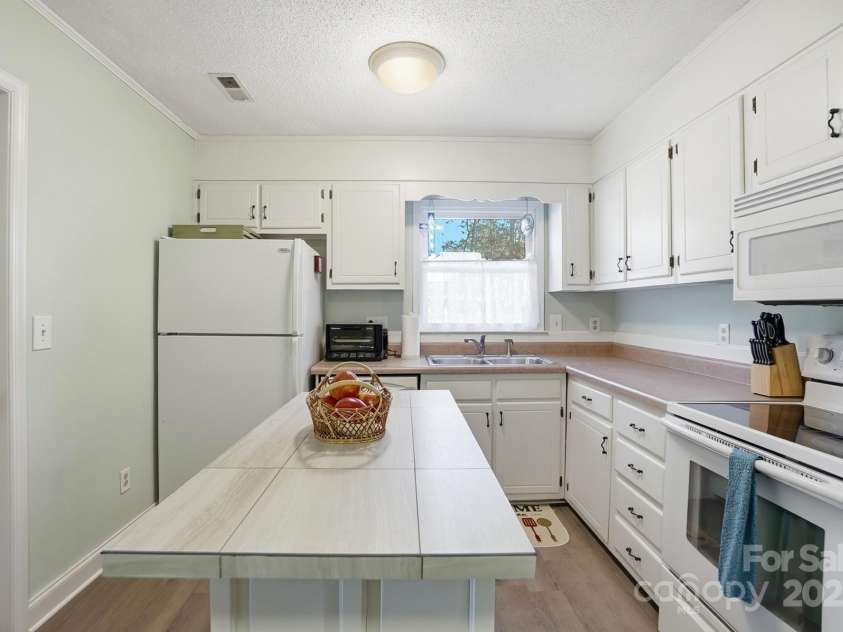 6309 Pineburr Road, Charlotte, NC 28211.  MLS# CAR4319188, YatesRealty ID 2656. 