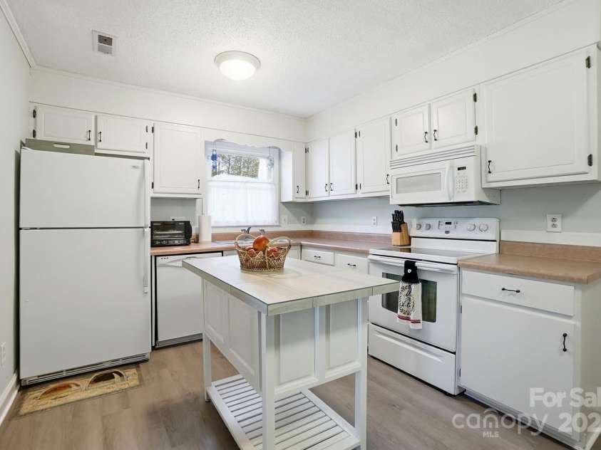 6309 Pineburr Road, Charlotte, NC 28211.  MLS# CAR4319188, YatesRealty ID 2656. 
