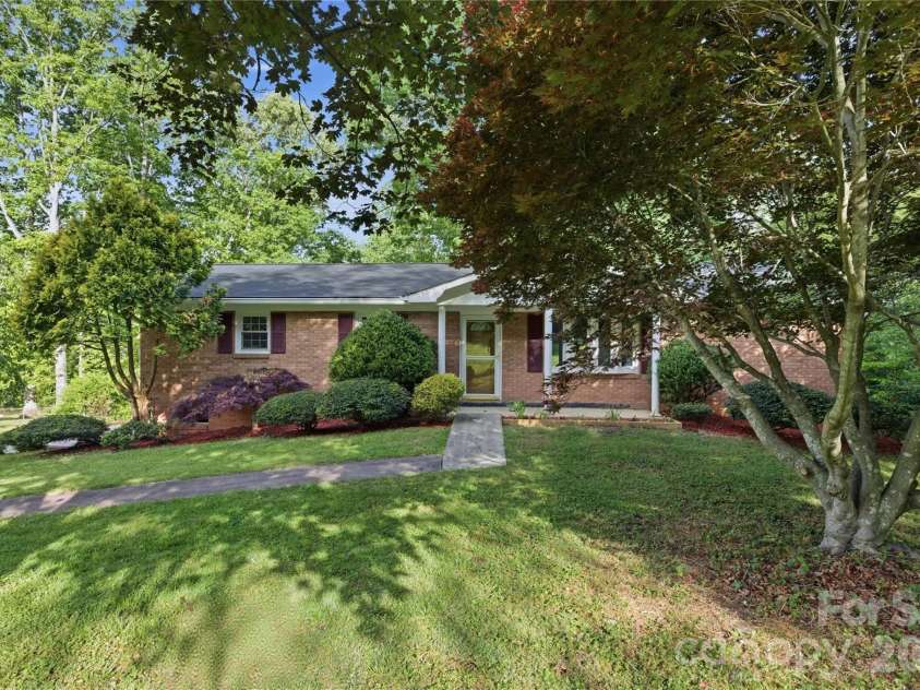123 Castleton Lane, Hendersonville, NC 28791.  MLS# CAR4375976, YatesRealty ID 26560. 