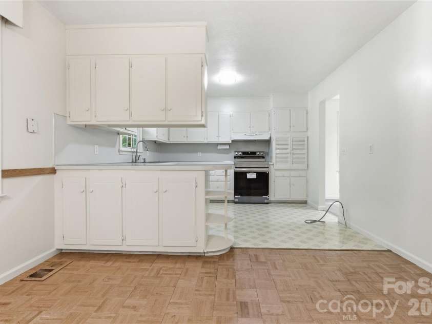 123 Castleton Lane, Hendersonville, NC 28791.  MLS# CAR4375976, YatesRealty ID 26560. 