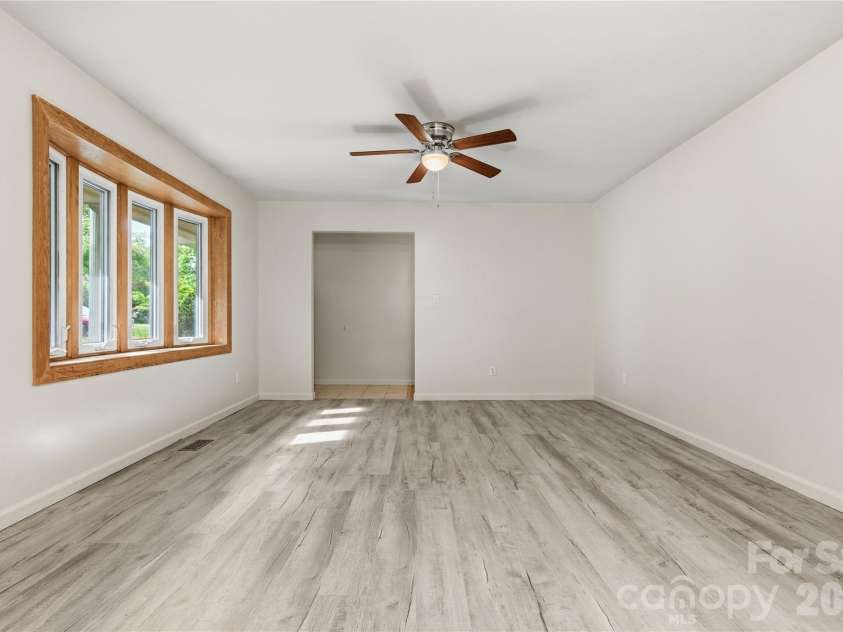 123 Castleton Lane, Hendersonville, NC 28791.  MLS# CAR4375976, YatesRealty ID 26560. 
