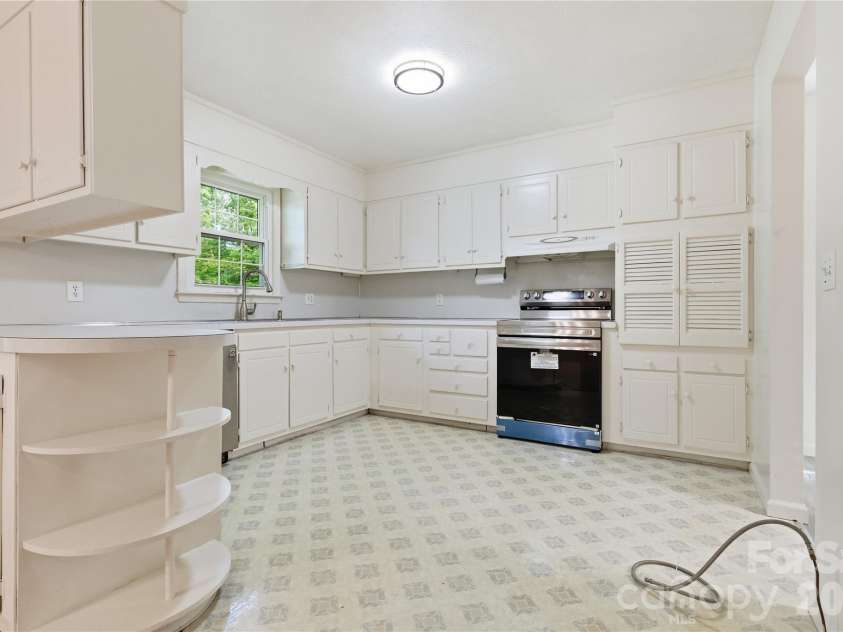 123 Castleton Lane, Hendersonville, NC 28791.  MLS# CAR4375976, YatesRealty ID 26560. 