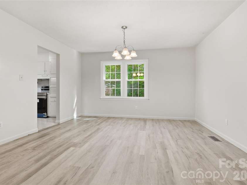 123 Castleton Lane, Hendersonville, NC 28791.  MLS# CAR4375976, YatesRealty ID 26560. 