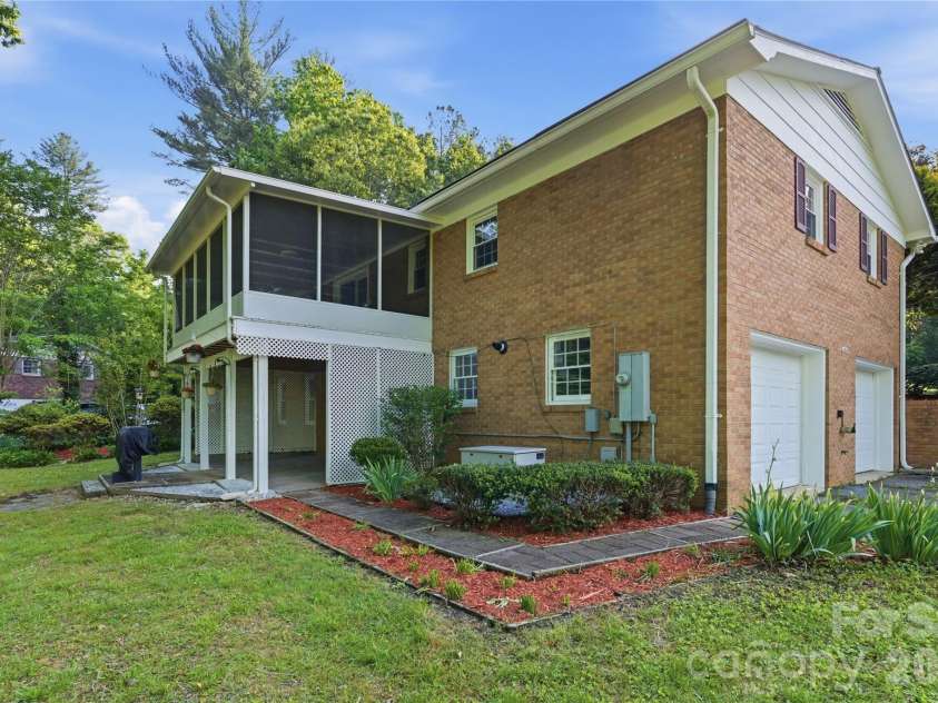 123 Castleton Lane, Hendersonville, NC 28791.  MLS# CAR4375976, YatesRealty ID 26560. 