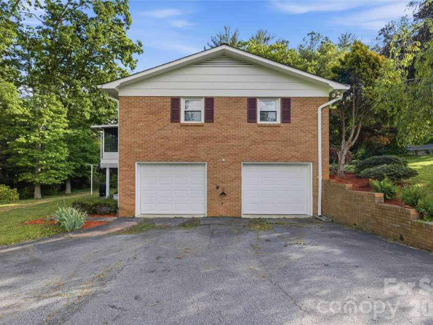 123 Castleton Lane, Hendersonville, NC 28791.  MLS# CAR4375976, YatesRealty ID 26560. 
