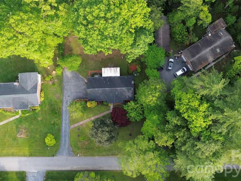 123 Castleton Lane, Hendersonville, NC 28791.  MLS# CAR4375976, YatesRealty ID 26560. 