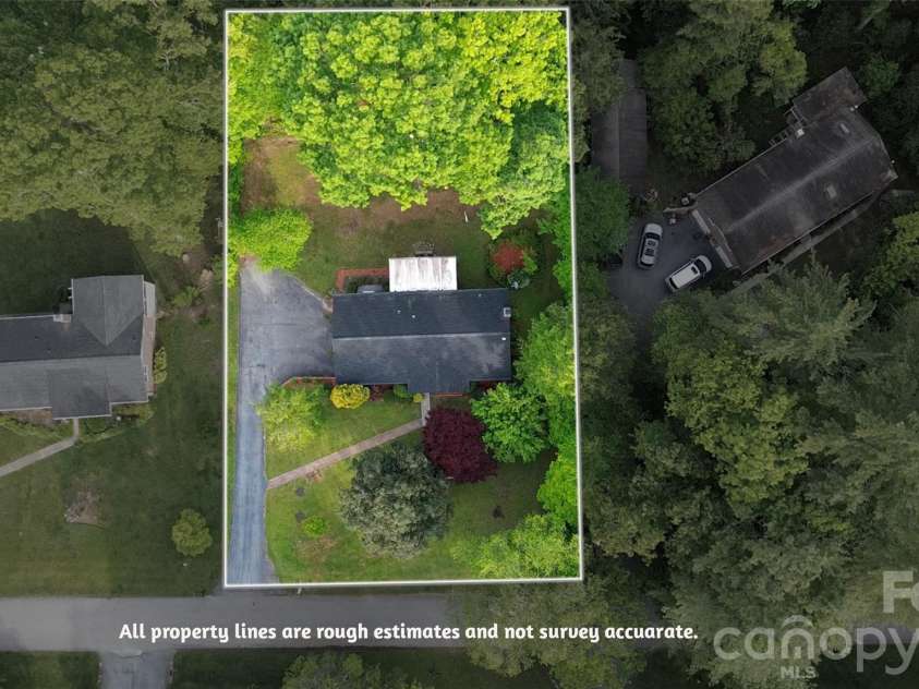 123 Castleton Lane, Hendersonville, NC 28791.  MLS# CAR4375976, YatesRealty ID 26560. 