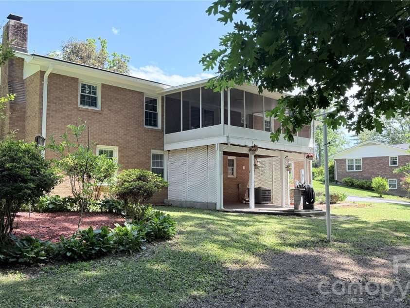 123 Castleton Lane, Hendersonville, NC 28791.  MLS# CAR4375976, YatesRealty ID 26560. 