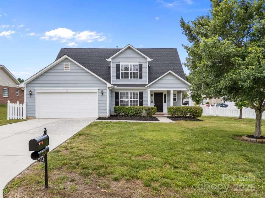 423 Courtland Court, Kannapolis, NC 28081.  MLS# CAR4261272, YatesRealty ID 26561. Come Tour Soon!!