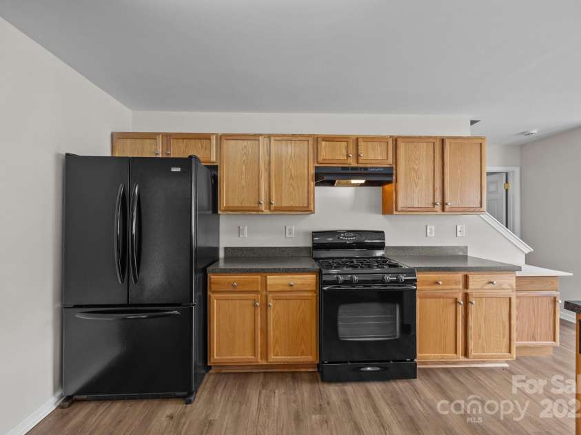 423 Courtland Court, Kannapolis, NC 28081.  MLS# CAR4261272, YatesRealty ID 26561. Gas Stove, Refrigerator