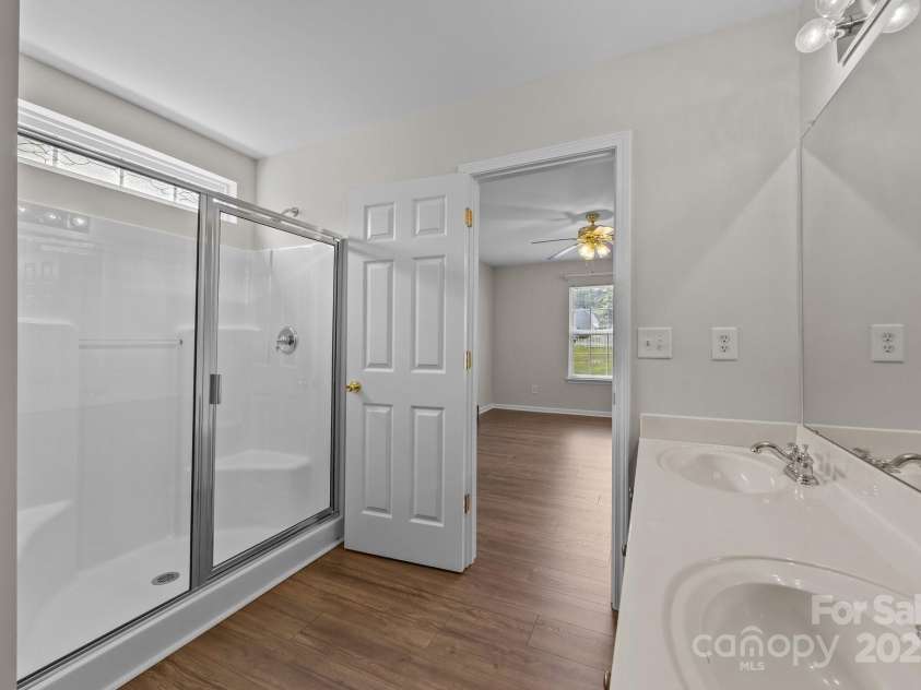423 Courtland Court, Kannapolis, NC 28081.  MLS# CAR4261272, YatesRealty ID 26561. PRIMARY BATH