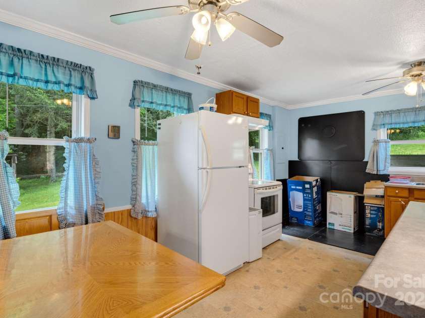 2428 Hamburg Road, Mars Hill, NC 28754.  MLS# CAR4270974, YatesRealty ID 26562. Eat In Kitchen