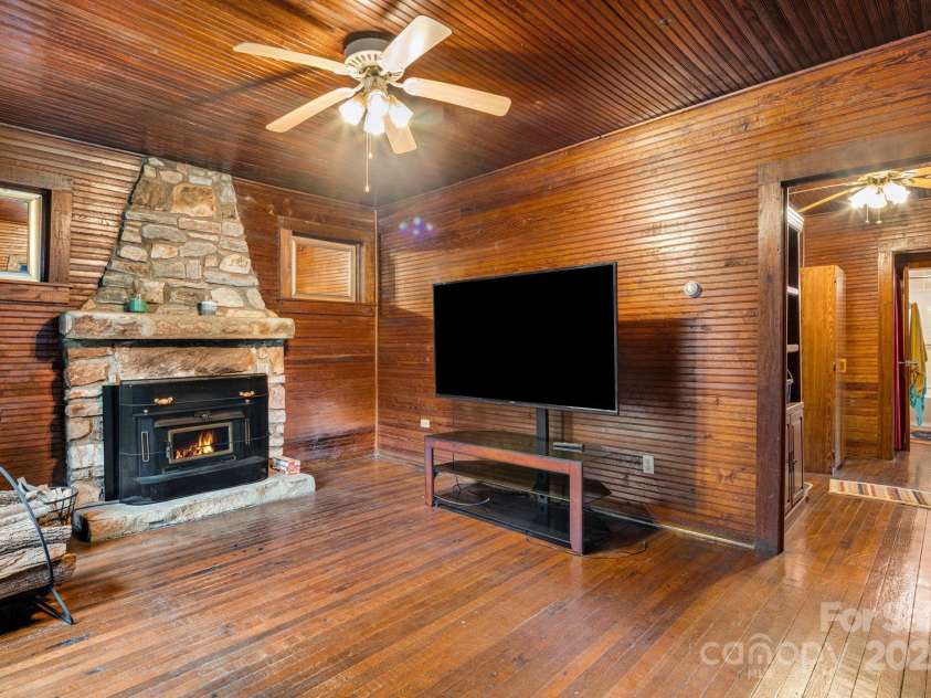 2428 Hamburg Road, Mars Hill, NC 28754.  MLS# CAR4270974, YatesRealty ID 26562. Great Room