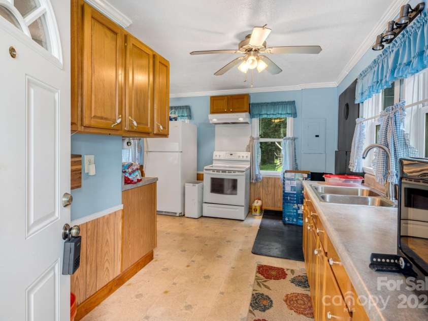 2428 Hamburg Road, Mars Hill, NC 28754.  MLS# CAR4270974, YatesRealty ID 26562. Kitchen