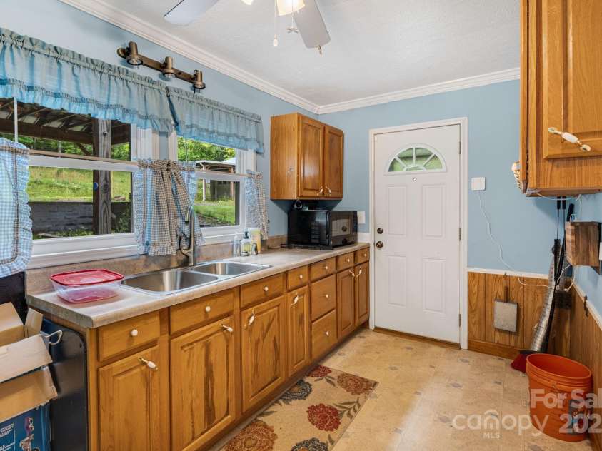 2428 Hamburg Road, Mars Hill, NC 28754.  MLS# CAR4270974, YatesRealty ID 26562. Kitchen