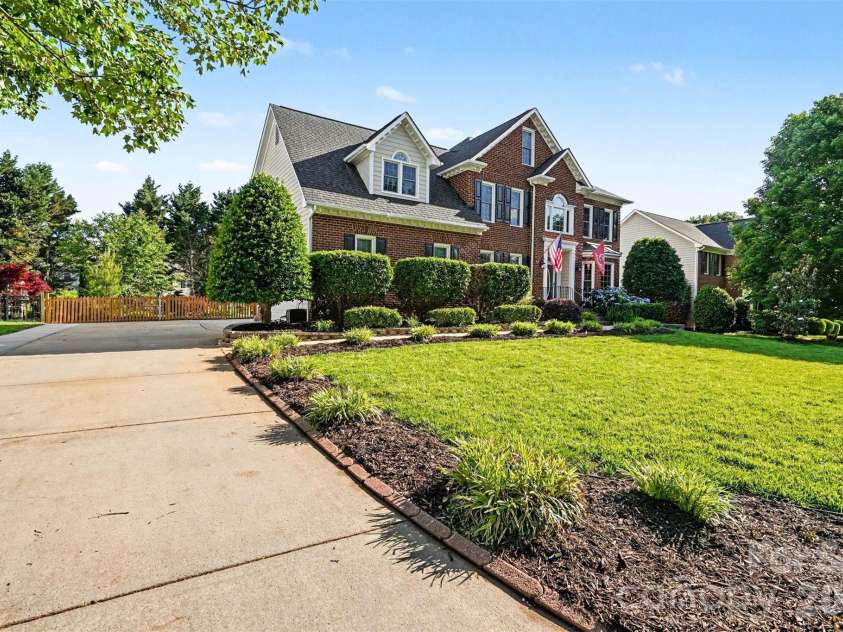 7068 Kidwelly Lane, Matthews, NC 28104.  MLS# CAR4379419, YatesRealty ID 26562. 