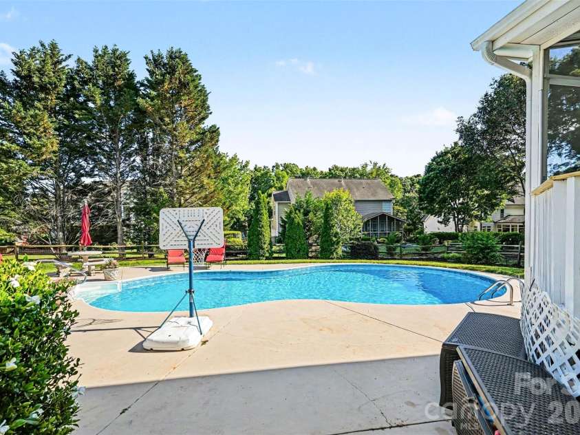 7068 Kidwelly Lane, Matthews, NC 28104.  MLS# CAR4379419, YatesRealty ID 26562. 