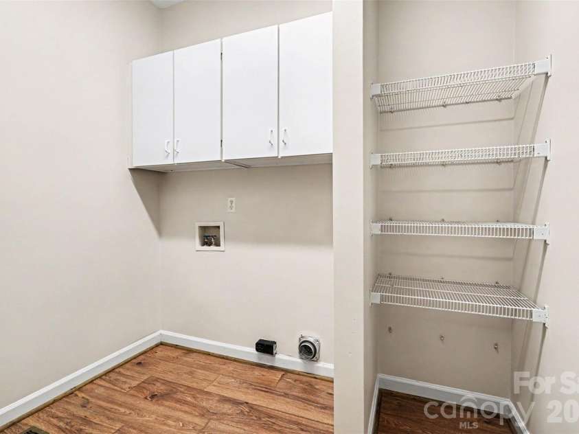 7068 Kidwelly Lane, Matthews, NC 28104.  MLS# CAR4379419, YatesRealty ID 26562. 