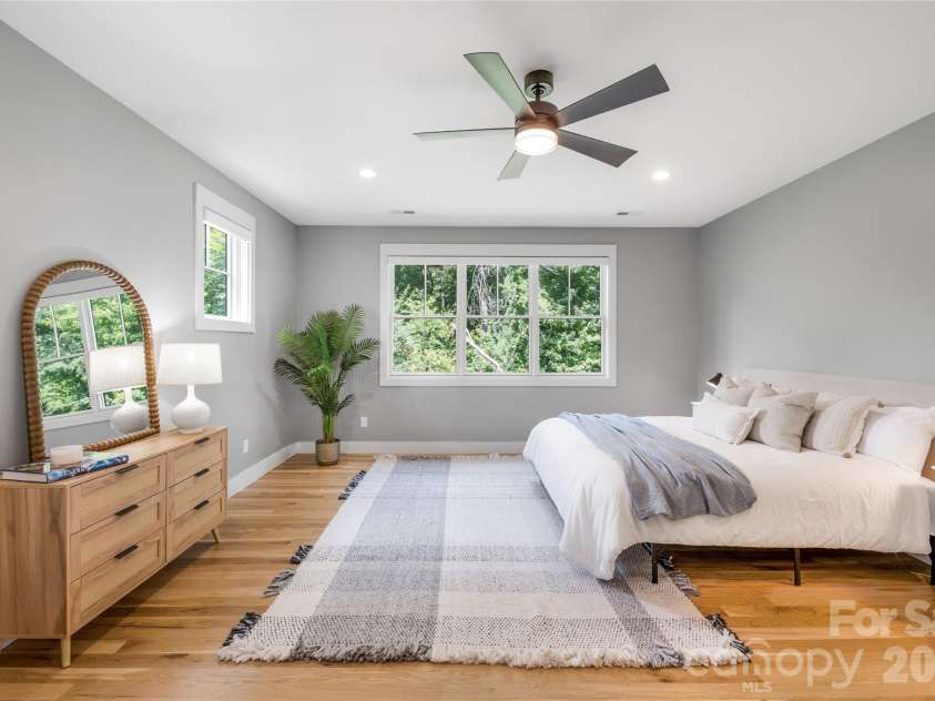 9 Ashe Park Circle, Asheville, NC 28806.  MLS# CAR4377416, YatesRealty ID 26564. Natural light abounds.